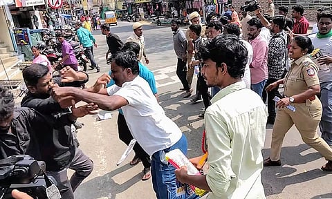 நாம் தமிழர் கட்சியினர்-தந்தை பெரியார் திராவிடர் கழகத்தினர் இடையே மோதல்- போலீசார் குவிப்பு