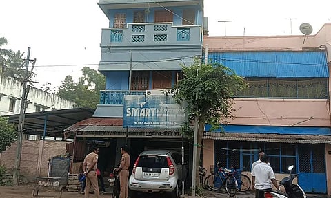 என்.ஐ.ஏ. சோதனை நடக்கும் வீட்டின் முன்பு போலீசார் பாதுகாப்பு பணியில் ஈடுபட்டுள்ள காட்சி.