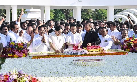 அமைதி பேரணி சென்று அண்ணா நினைவிடத்தில் மரியாதை செலுத்தினார் மு.க.ஸ்டாலின்