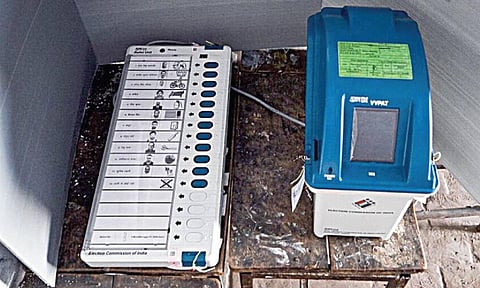 தயார் நிலையில் வாக்குச்சாவடி மையங்கள்: வாக்குப்பதிவு எந்திரங்கள் கொண்டு செல்லும் பணி தொடங்கியது