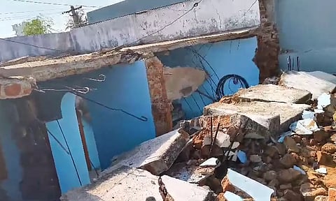 வீடு இடிந்து கிடப்பதை காணலாம்.