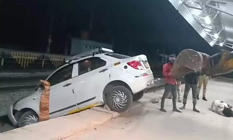 VIDEO: மதுபோதையில் காரை ரெயில் தண்டவாளத்தில் பார்க் செய்த ஓட்டுநர்