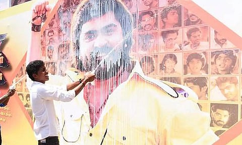 பேனர் வைத்த சிம்பு ரசிகர்கள் மீது போலீசார் வழக்குப்பதிவு