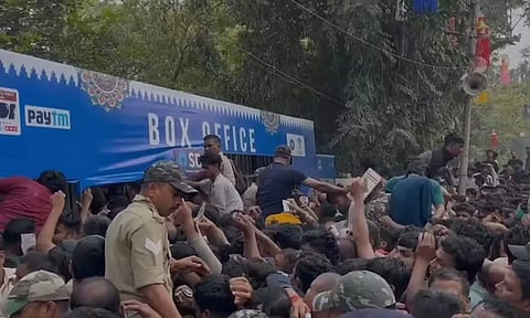 2-வது ஒருநாள் போட்டிக்கான டிக்கெட் கவுண்டரில் கூட்ட நெரிசல் - மயக்கமடைந்த ரசிகர்கள்