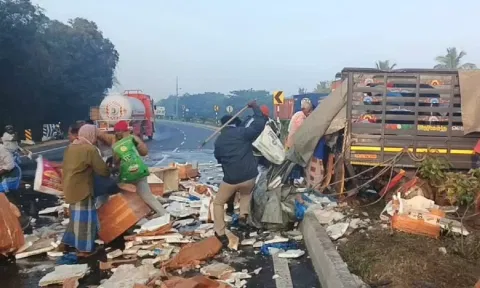 விபத்தில் சிக்கிய லாரி: சாலையில் துள்ளி குதித்த மீன்களை அள்ளி சென்ற பொதுமக்கள்