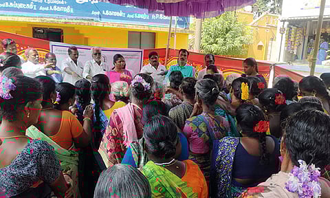 பொன்னேரி நகராட்சியுடன் இணைக்க எதிர்ப்பு- கிராம சபை கூட்டத்தில் ரேசன் கார்டை ஒப்படைப்பதாக தீர்மானம்