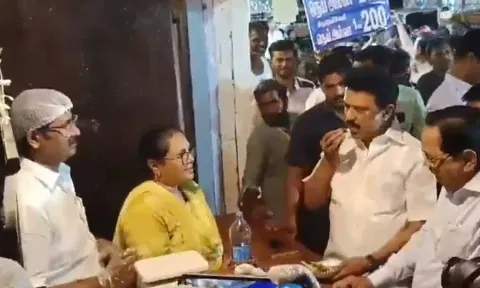 திருநெல்வேலி இருட்டுக் கடையில் அல்வா சாப்பிட்ட முதலமைச்சர் ஸ்டாலின்