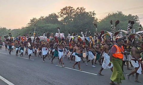 பழனி தைப்பூசத்திருவிழா: வைரவேலுடன் பாதயாத்திரையாக சென்ற நகரத்தார் காவடி