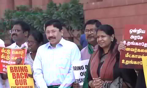 பாராளுமன்ற வளாகத்தில் தி.மு.க. எம்.பி.க்கள் ஆர்ப்பாட்டம்