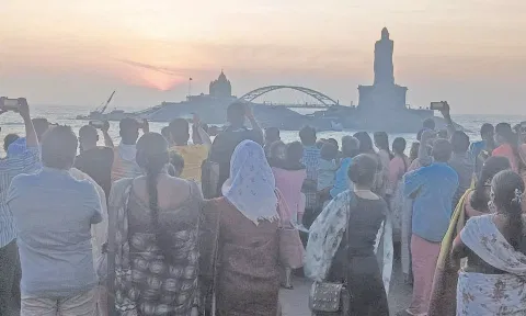 சனி, ஞாயிறு வார விடுமுறையையொட்டி கன்னியாகுமரியில் திரண்ட சுற்றுலா பயணிகள்