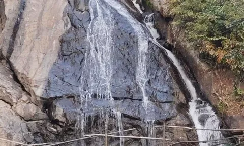 கவியருவியில் சுற்றுலா பயணிகள் குளிக்க தடை