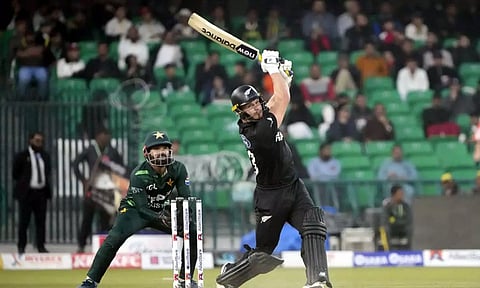 முத்தரப்பு ஒருநாள் கிரிக்கெட்: கிளென் பிலிப்ஸ் அதிரடி சதம்- பாகிஸ்தானுக்கு 331 ரன்கள் இலக்காக நிர்ணயித்தது நியூசிலாந்து