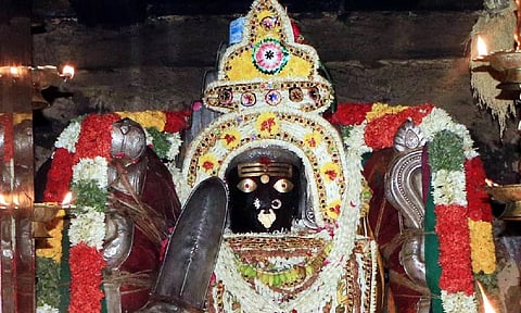 காவல் தெய்வமாக விளங்கும் `புன்னைநல்லூர் மாரியம்மன்'