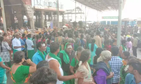 தைப்பூசம்: திருச்செந்தூரில் அலைமோதிய பக்தர்கள் கூட்டம்