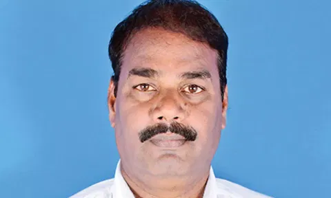 கொள்ளிடம் அருகே ருசிகரம்: தனது மகளோடு சேர்ந்து பொதுத்தேர்வு எழுதி சாலை ஆய்வாளராக பதவி உயர்வு பெற்ற தந்தை