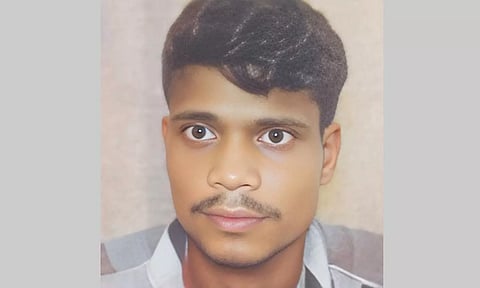 சுவர் இடிந்து விழுந்து தொழிலாளி பலி- இரண்டு வாலிபர்கள் படுகாயம்