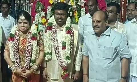 திருப்போரூர் கோவிலில் இன்று திருமணம்: டாக்டரை கரம்பிடித்த செங்கல்பட்டு கலெக்டர்