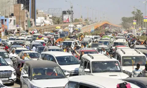 உலகின் மிகப்பெரிய டிராபிக் ஜாம்: மகா கும்பமேளா செல்ல 300 கி.மீ. தூரம் வரிசை கட்டிய வாகனங்கள்!