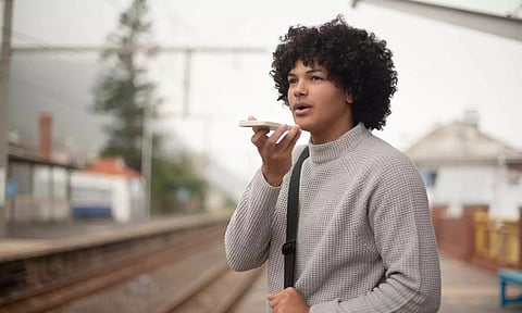 போனில் ஸ்பீக்கர் ஆன் செய்து பேசியவருக்கு ரூ.16,000 அபராதம் - எந்த நாட்டில் தெரியுமா?