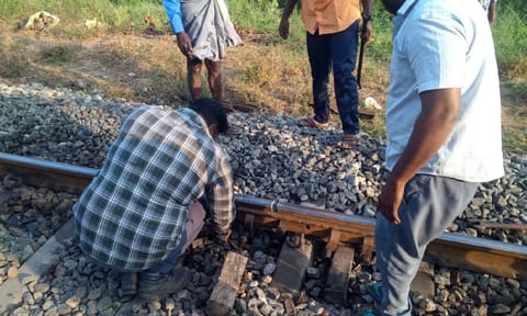 தண்டவாளத்தில் விரிசலால் ரெயில்கள் நிறுத்தம்: பெரும் விபத்து தவிர்ப்பு