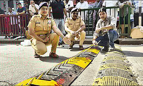 'டயர் கில்லர்' வேகத்தடையால் பொதுமக்கள் காயம்