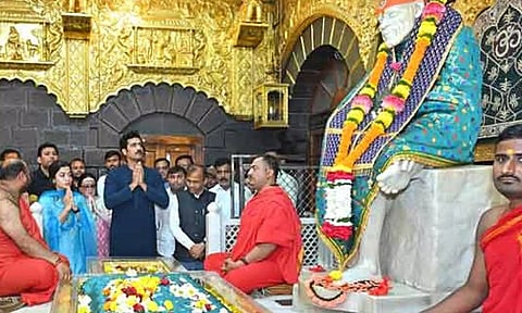 ஷீரடி சாய்பாபா கோவிலில் சாமி தரிசனம் செய்த நடிகை ராஷ்மிகா மந்தனா