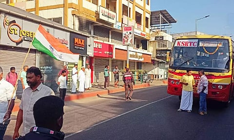 அரசின் நடவடிக்கையை கண்டித்து முழு அடைப்பு: வயநாட்டில் போராட்டக்காரர்கள்-போலீசார் மோதல்