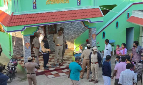 சம்பவ இடத்தில் எஸ்.பி. தங்கதுரை மற்றும் போலீசார் விசாரணை நடத்திய காட்சி.