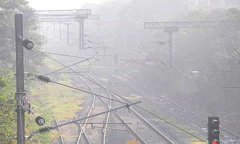 சேலத்தில் சாரல் மழை போல் கொட்டிய பனி- குளிரில் நடுங்கிய மக்கள்