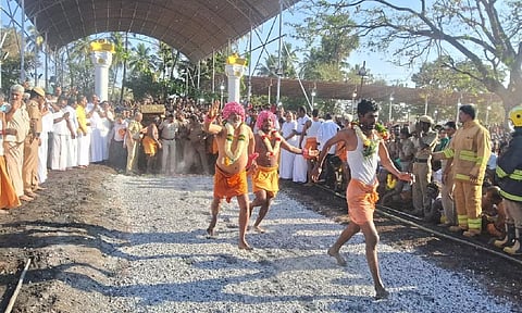 ஆனைமலை மாசாணியம்மன் கோவில் குண்டம் திருவிழா: ஆயிரக்கணக்கான பக்தர்கள் குண்டம் இறங்கினர்