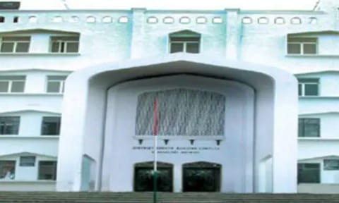 தெலுங்கானா கோர்ட்டில் நீதிபதி மீது செருப்பு வீச்சு- ஆயுள் தண்டனை வழங்கியதால் கைதி ஆத்திரம்