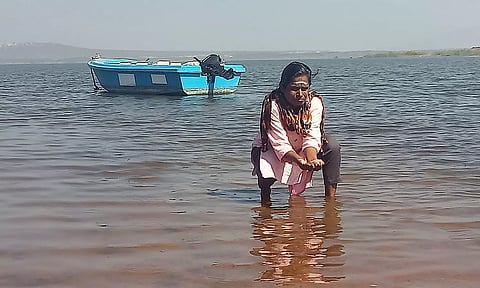 வைகை அணையை பாதுகாக்க வலியுறுத்தி போராட்டம் நடத்திய சமூக ஆர்வலரை படத்தில் காணலாம்.