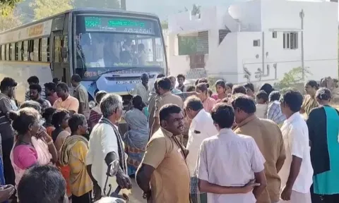 ஓசியில்தானே செல்கிறீர்கள்?- என கேட்டதால் அரசு பஸ்சை சிறைபிடித்து கிராம மக்கள் போராட்டம்