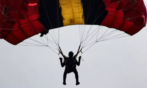 பரீட்சைக்கு தாமதம் ஆனதால் கல்லூரிக்கு பாராகிளைடிங்கில் பறந்த மாணவர்