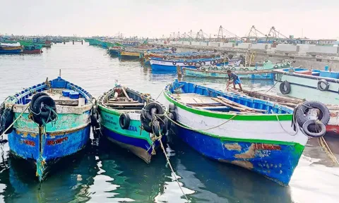 பள்ளியை நிரந்தரமாக மூடக்கோரி கடலுக்கு செல்லாமல் போராட்டத்தில் ஈடுபட்ட மீனவர்கள்