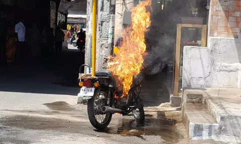 ேமாட்டார் சைக்கிளில் தீப்பற்றி எரிந்த காட்சி