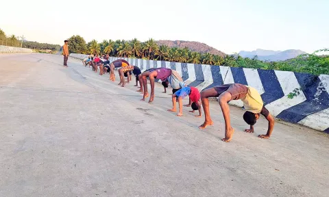 கிராமப்புற மாணவர்களுக்கு இலவச ஜிம்னாஸ்டிக் பயிற்சி