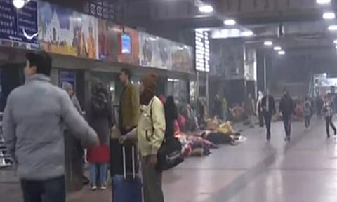 டெல்லி ரெயில் நிலையத்தில் திடீர் கூட்ட நெரிசல்: 15 பேர் பலி