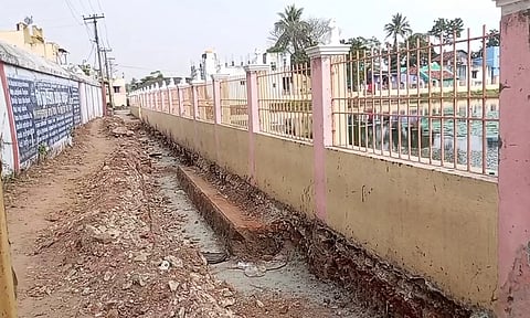 அகத்தீஸ்வரர் கோவில் குளத்தை சுற்றி கழிவுநீர் கால்வாய் அமைக்க பக்தர்கள் எதிர்ப்பு