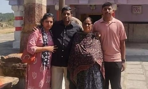 அடுக்குமாடி குடியிருப்பில் ஒரே குடும்பத்தை சேர்ந்த 4 பேர் சடலமாக மீட்பு.. மைசூருவில் அதிர்ச்சி சம்பவம்