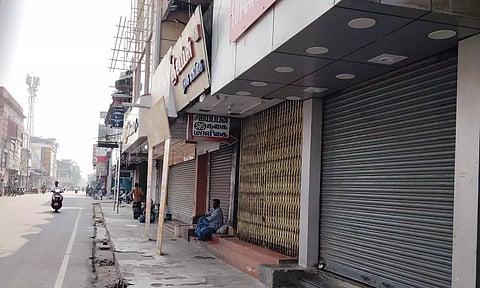 இலங்கை கடற்படையை கண்டித்து காரைக்காலில் கடையடைப்பு போராட்டம்