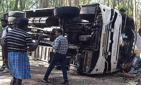 மூணாறில் சுற்றுலா பேருந்து கவிழ்ந்து விபத்து- 2 பேர் உயிரிழப்பு