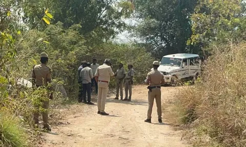சம்பவ நடத்த பொன்மலை குட்டை பகுதியில் எஸ்.பி. தங்கதுரை ஆய்வு செய்த காட்சி.