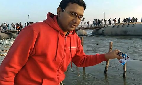 VIDEO: மூட நம்பிக்கையா.. மோசடியா? - கும்பமேளாவில் புகைப்படங்களை நீரில் நனைக்க ரூ.1100 வசூல்