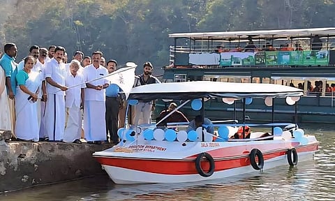 பெரியாறு அணை கண்காணிப்பு பணிக்காக கேரள படகிற்கு தமிழக விவசாயிகள் எதிர்ப்பு