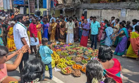 பழனி முருகன் கோவிலில் சீர்வரிசை பொருட்களுடன் பழங்குடியின மக்கள் வழிபாடு