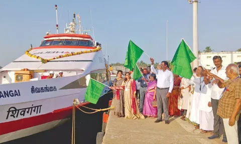 நாகை துறைமுகத்தில் இருந்து 83 பயணிகளுடன் இலங்கைக்கு புறப்பட்ட 'சுபம்' கப்பல்
