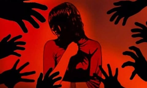 ஓட்டல் மொட்டை மாடியில் பெண்ணை கூட்டுப் பாலியல் வன்கொடுமை செய்த 4 பேர்.. பெங்களூருவில் பயங்கரம்