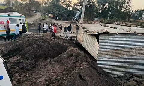 கட்டுமானத் தளத்தில் தூங்கிய தொழிலாளர்கள்.. மணலை கொட்டிய லாரி ஓட்டுநர் - 5 பேர் பலி