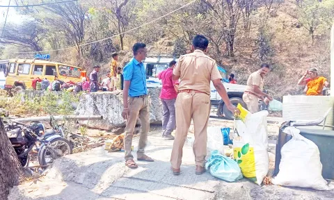 போடியில் சாராயம், புகையிலை பொருட்களுடன் வடமாநில கும்பல் கைது